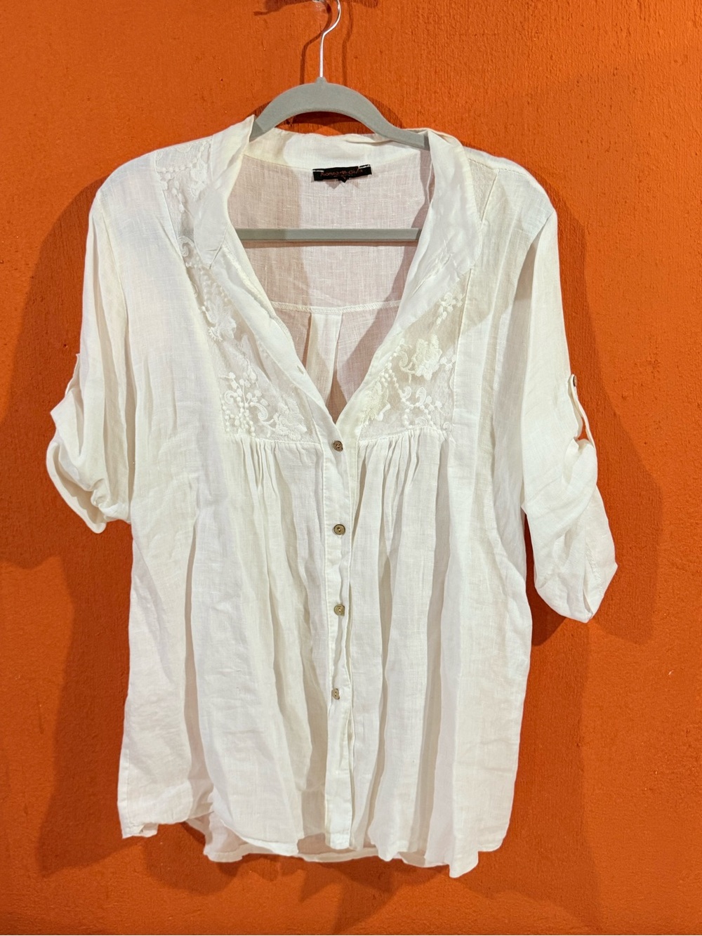 Romeo & Juliet Couture White Embroidered Button-Front Blouse